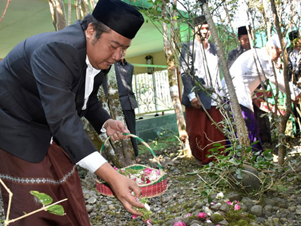 PERINGATI HARI JADI KE 193 WONOSOBO BUPATI  ZIARAH KE MAKAM KH MUNTAHA