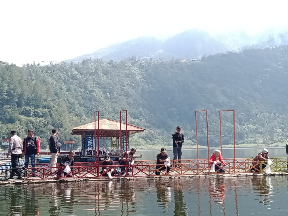 Bupati Bersama Komunitas Motor Wonosobo Lakukan Aksi Tebar Benih Ikan di Telaga Menjer