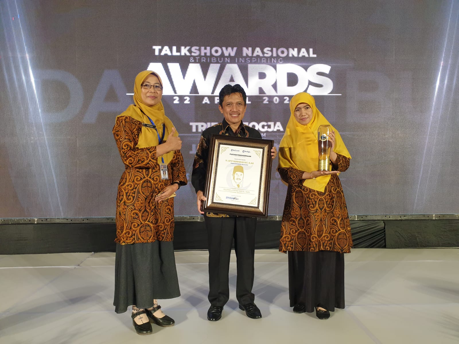 Bupati Wonosobo Terima Penghargaan Pelopor Literasi Digital atas Inovasi Sapu Lidi