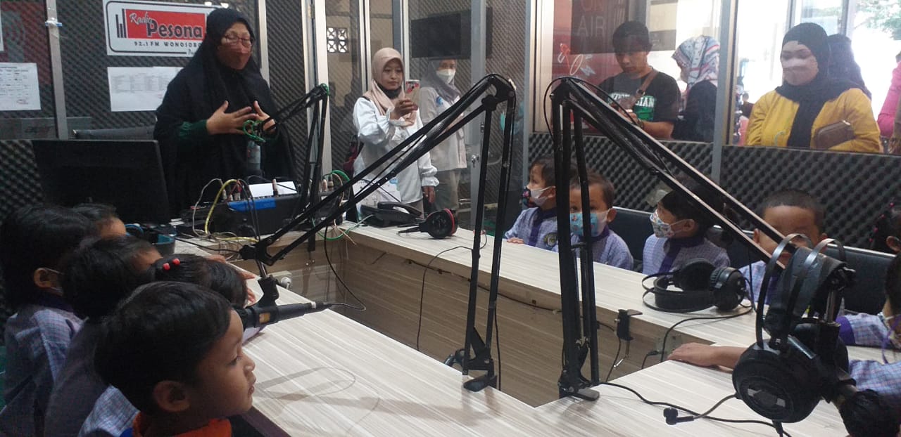 Kenalkan Alat Komunikasi Radio, KB TK Pertiwi DWP Setda Kunjungi Pesona FM Wonosobo